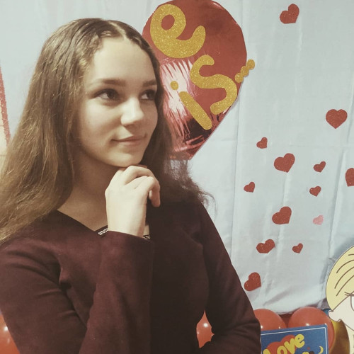 Лариса Устиновa