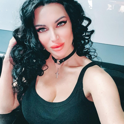 Изольда Устиновa