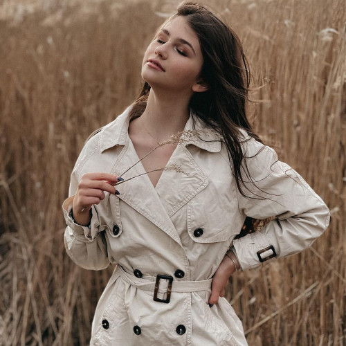 Люся Елисеевa