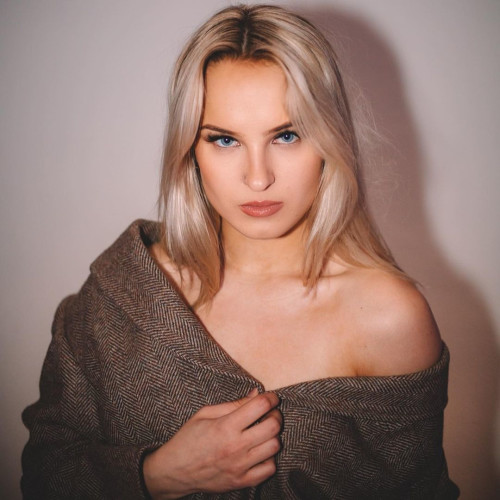 Доминика Костинa