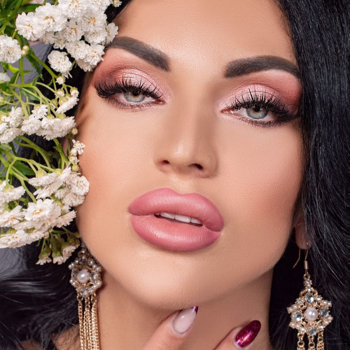 Ника Устиновa